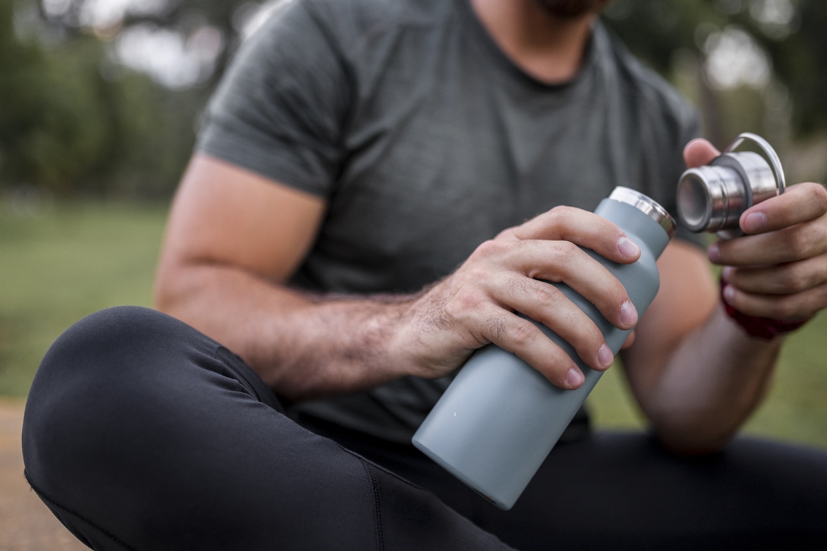 Infectologista explica a importância de higienizar a garrafinha d’água