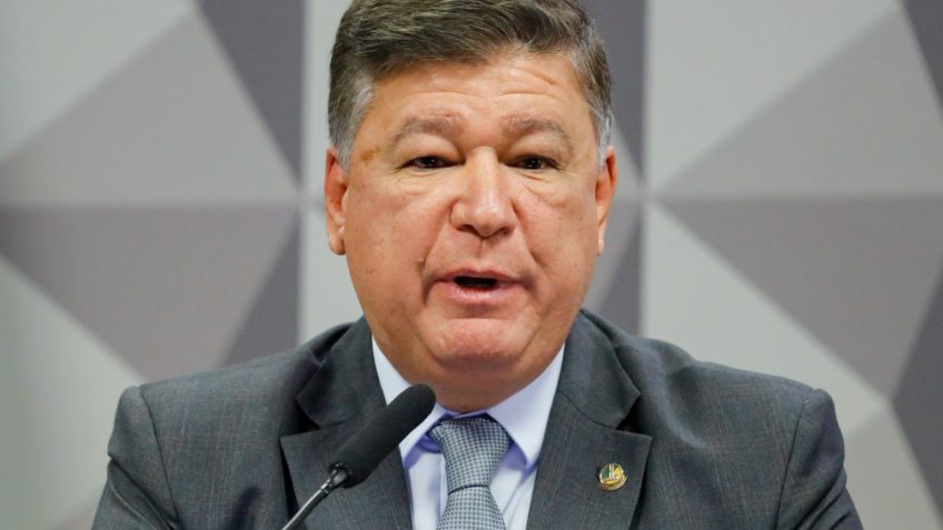 Senador revela diagnóstico de tumor no estômago