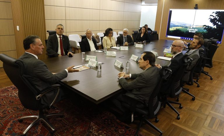 Fávaro recebe setor cafeeiro para alinhar estratégias de promoção internacional e financiamento da atividade