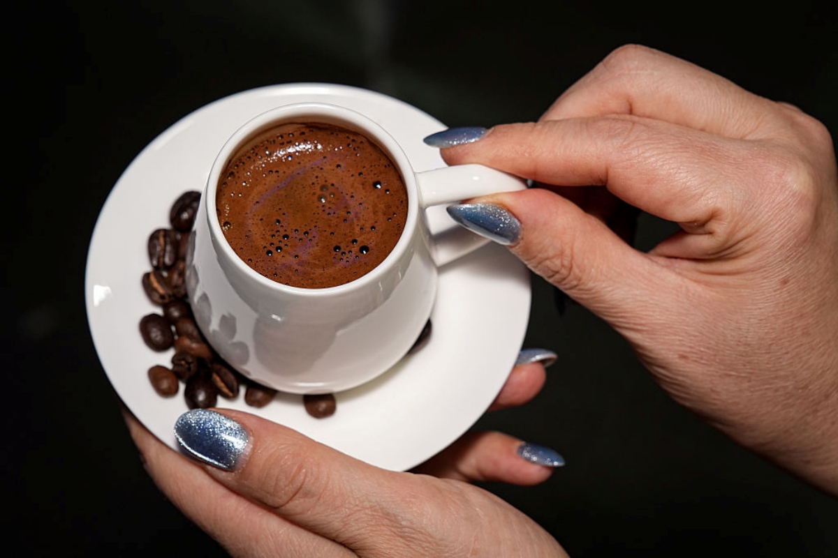 Estudo indica que tomar café reduz envelhecimento celular. Veja quanto