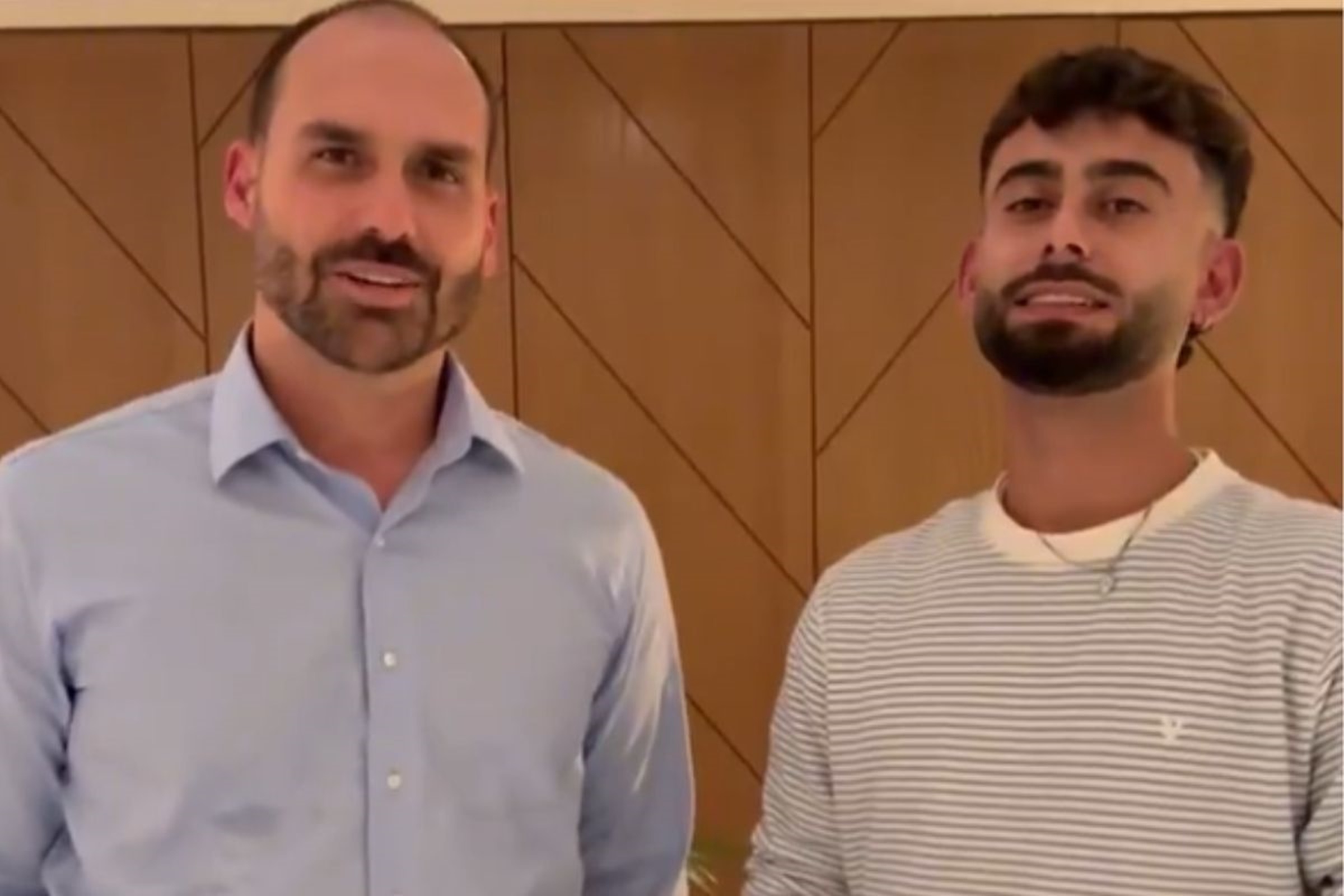 Eduardo Bolsonaro mostra encontro com israelense que fugiu do Brasil