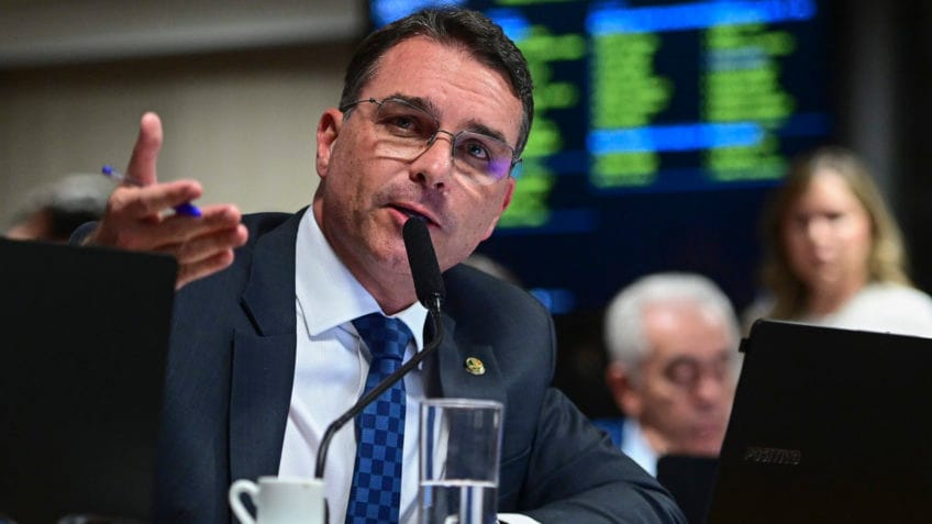 Dólar sobe para R$ 5,46 com Flávio Bolsonaro candidato à Presidência