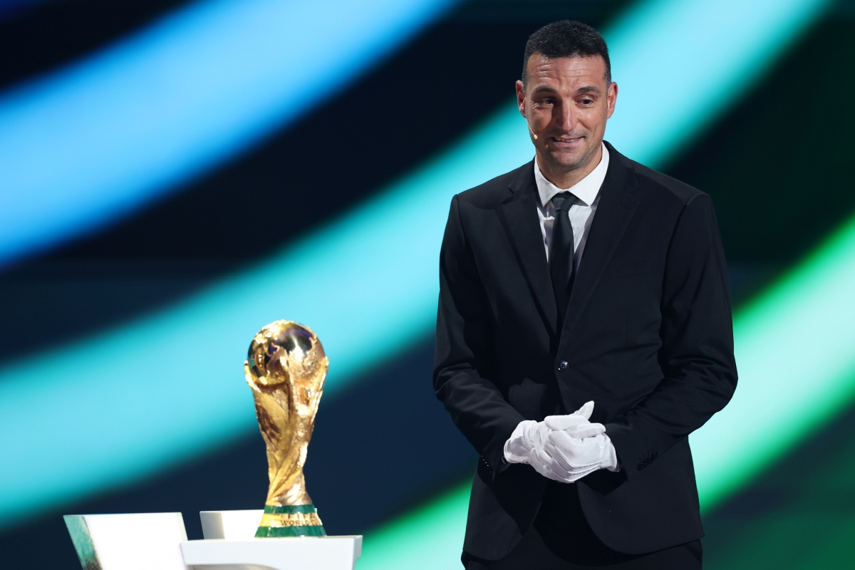 Campeão do mundo, Lionel Scaloni leva taça da Copa ao sorteio