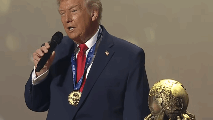 Fifa entrega prêmio da paz a Trump, aliado de Infantino