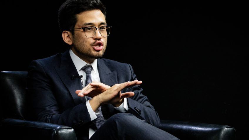 Kataguiri cita rachadinha e desmaio de 2016 para criticar Flávio