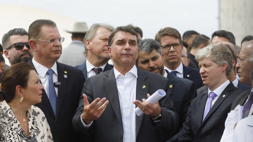 Direita se divide sobre prós e contras da pré-candidatura de Flávio