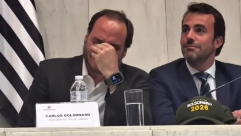 Carlos Bolsonaro chora em homenagem e defende pai preso