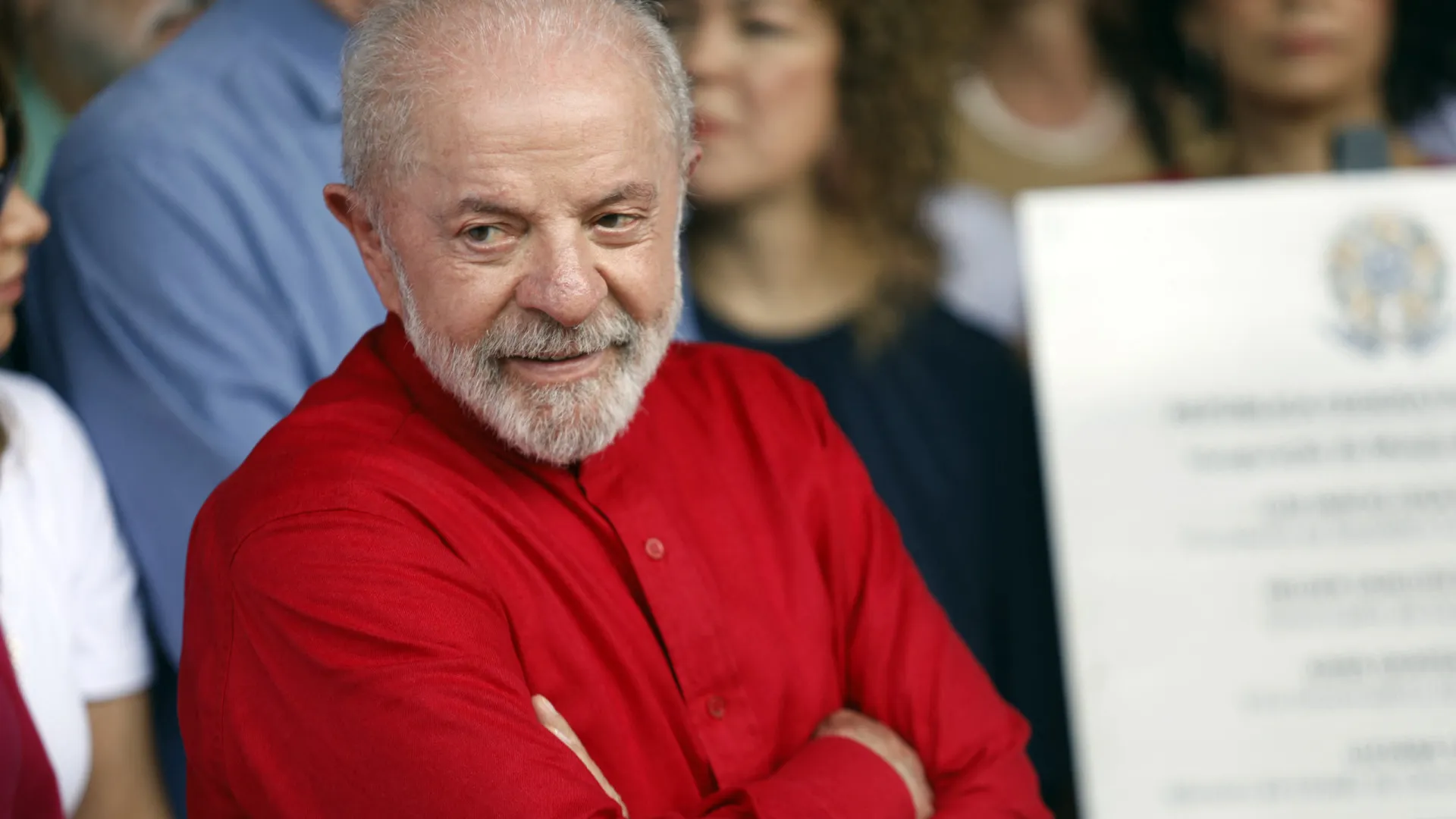 Lula bate Flávio Bolsonaro por 15 pontos e Tarcísio por 5 no 2º turno, diz Datafolha