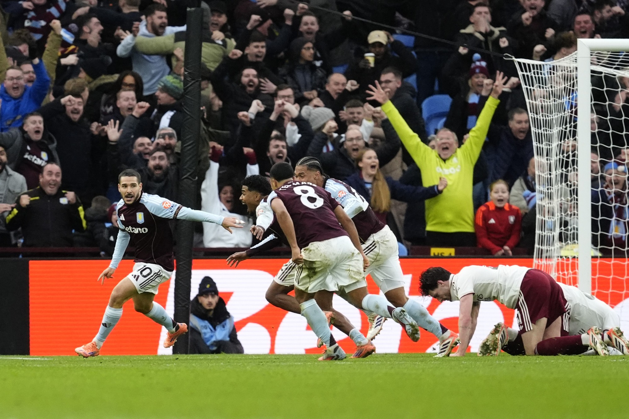 Premier League: Aston Villa derrota Arsenal com gol no último minuto