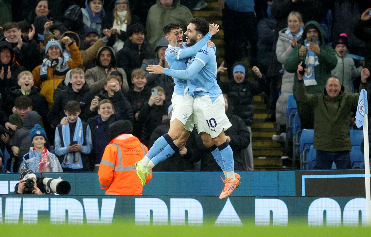 Manchester City vence Sunderland e persegue Arsenal pela liderança