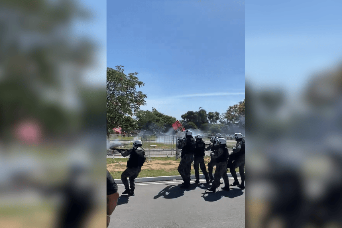 Com tiros de bala de borracha, PMRJ dispersa torcida do Flamengo. Veja