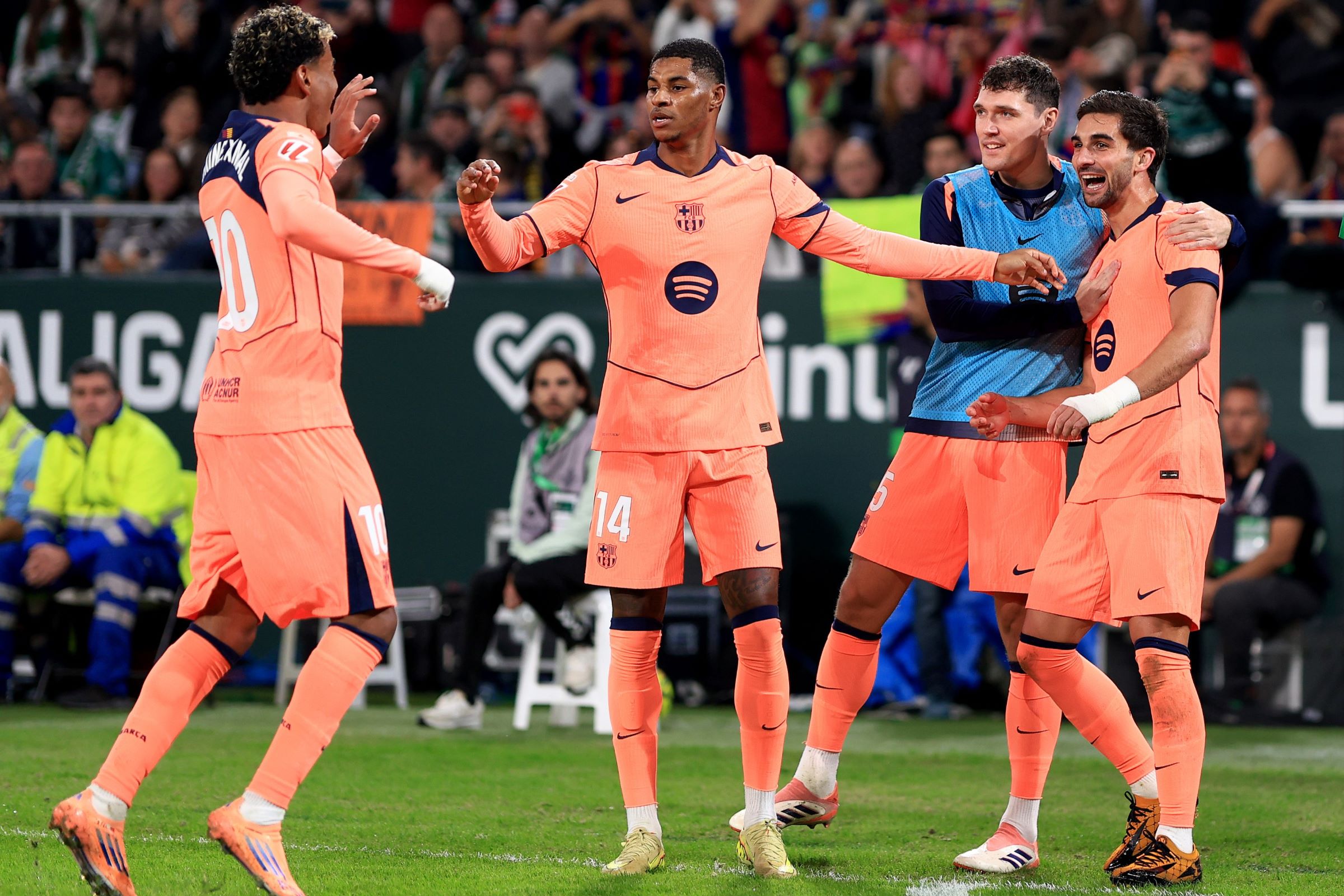 Barcelona vence Real Betis pelo Campeonato Espanhol em jogo com 8 gols