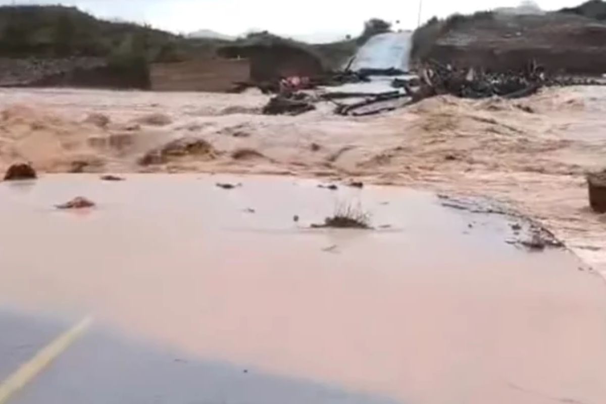 Rio transborda após tempestade e força retirada de moradores na Grécia