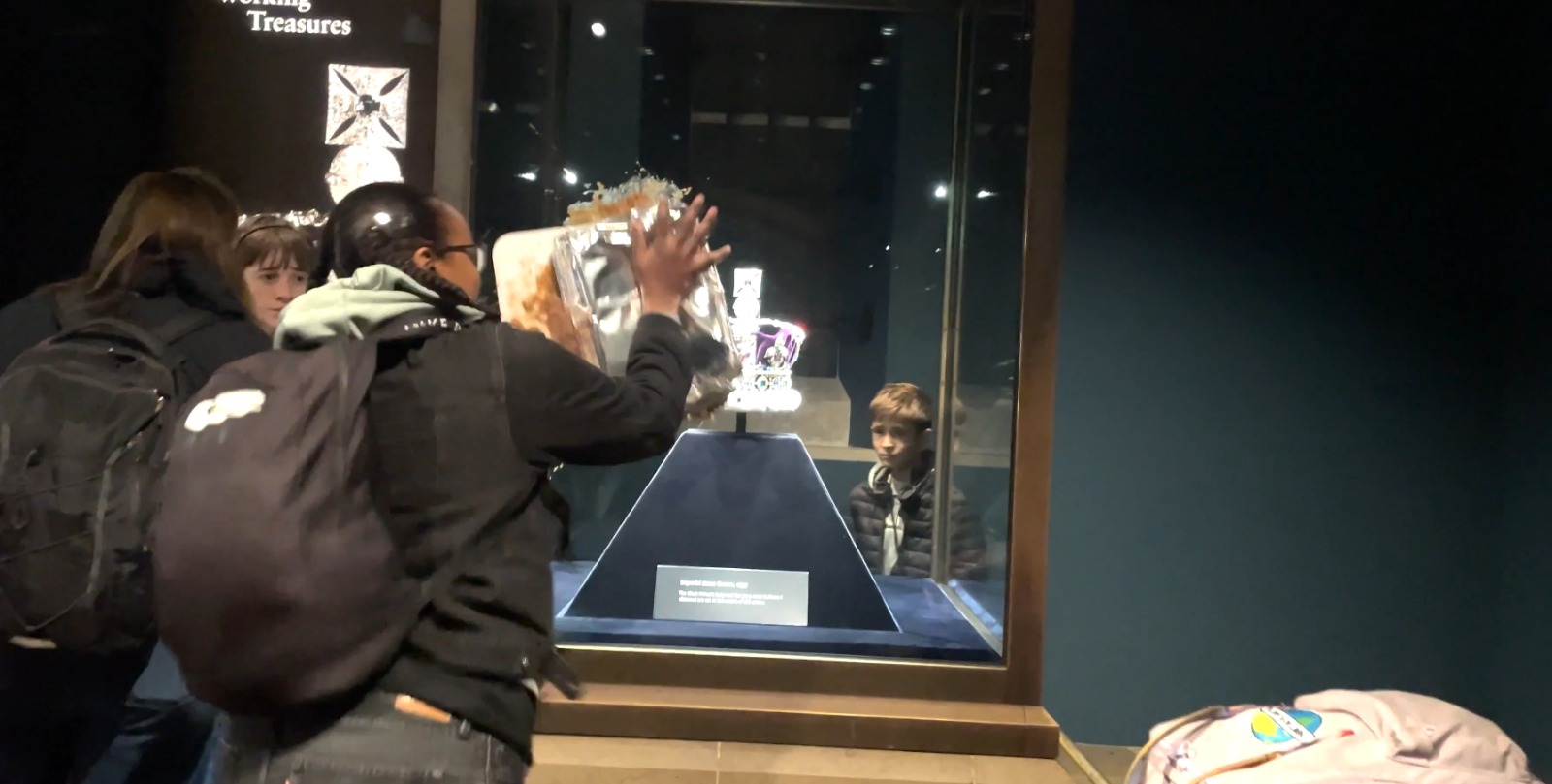 Manifestantes jogam bolo contra vitrine das Joias da Coroa em Londres