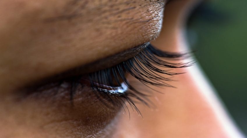 “Trend” nas redes sociais, raspar os cílios pode causar lesões nos olhos