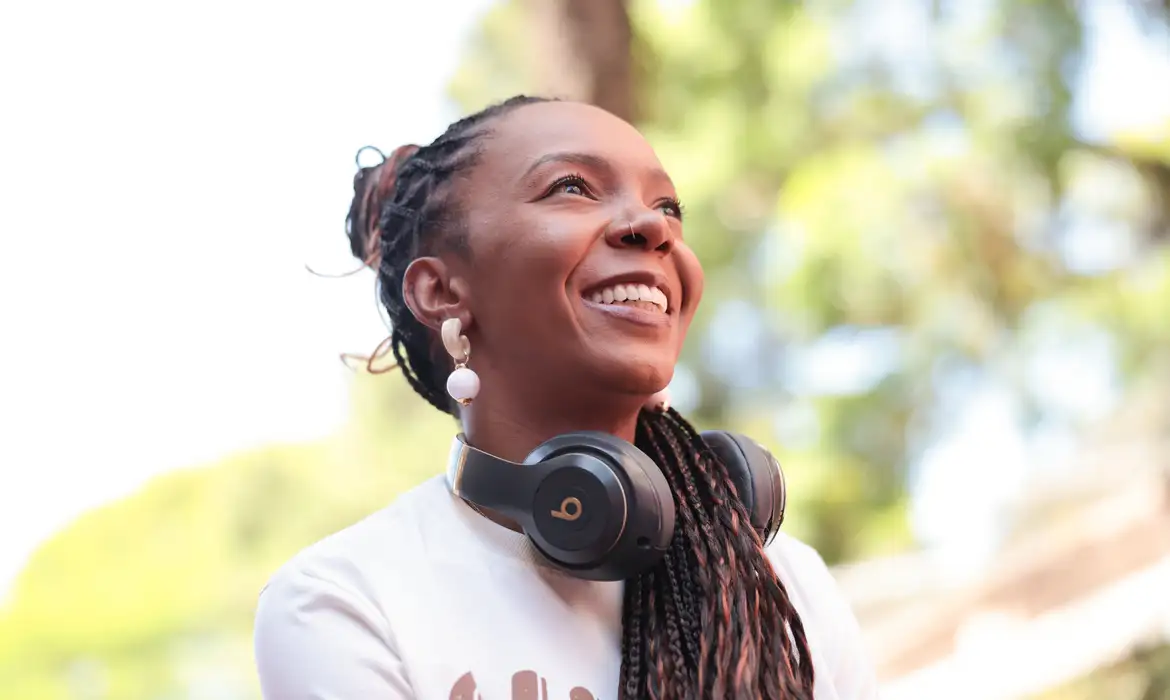 Ativista que quer “calçar o mundo” já distribuiu 60 mil chinelos