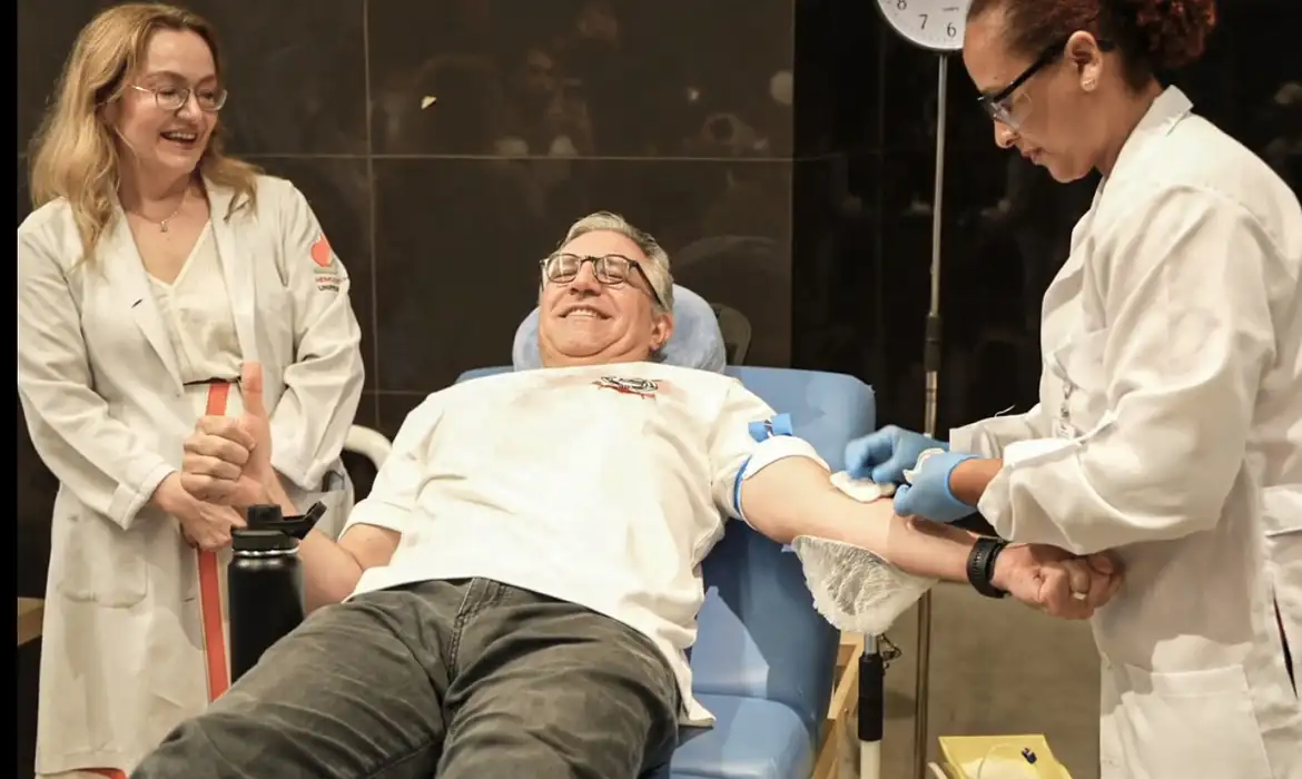 Padilha doa sangue e marca início da vacinação contra vírus sincicial