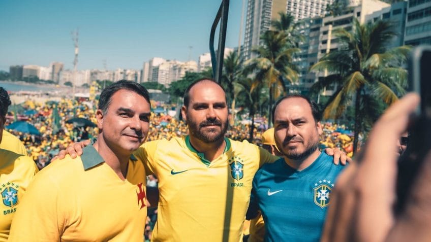 Flávio deseja feliz aniversário a Carlos e fala em “honrar” Bolsonaro