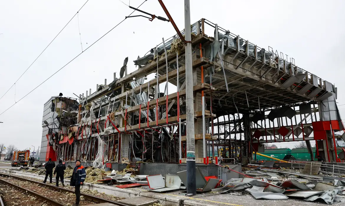 Ataque russo atinge setores de energia e transporte da Ucrãnia