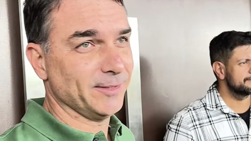 "Sou um Bolsonaro diferente", diz Flávio ao firmar candidatura