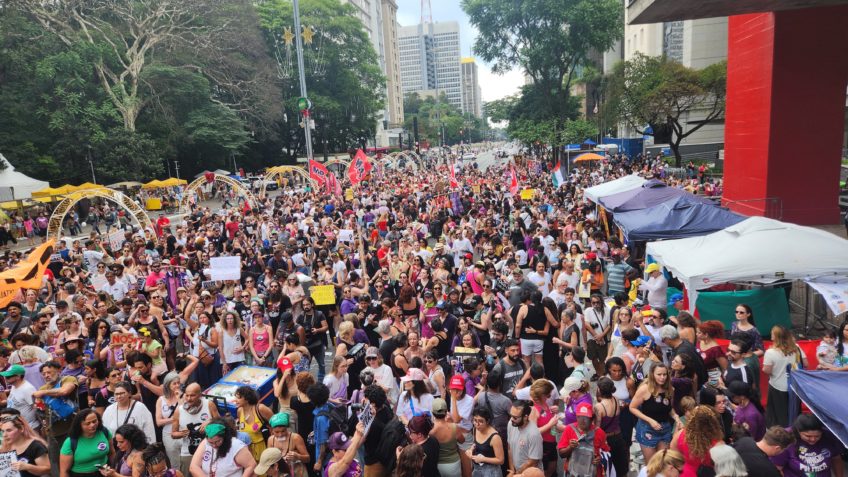 Manifestantes protestam contra feminicídio na Paulista
