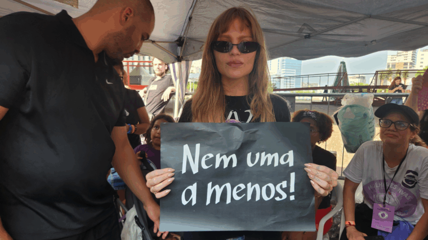 Luísa Sonza vai a ato contra feminicídio em SP: "Pela minha sobrevivência"