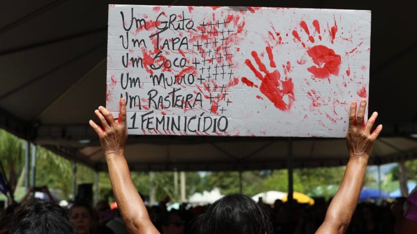 Veja fotos e vídeos de ato em Brasília contra o feminicídio