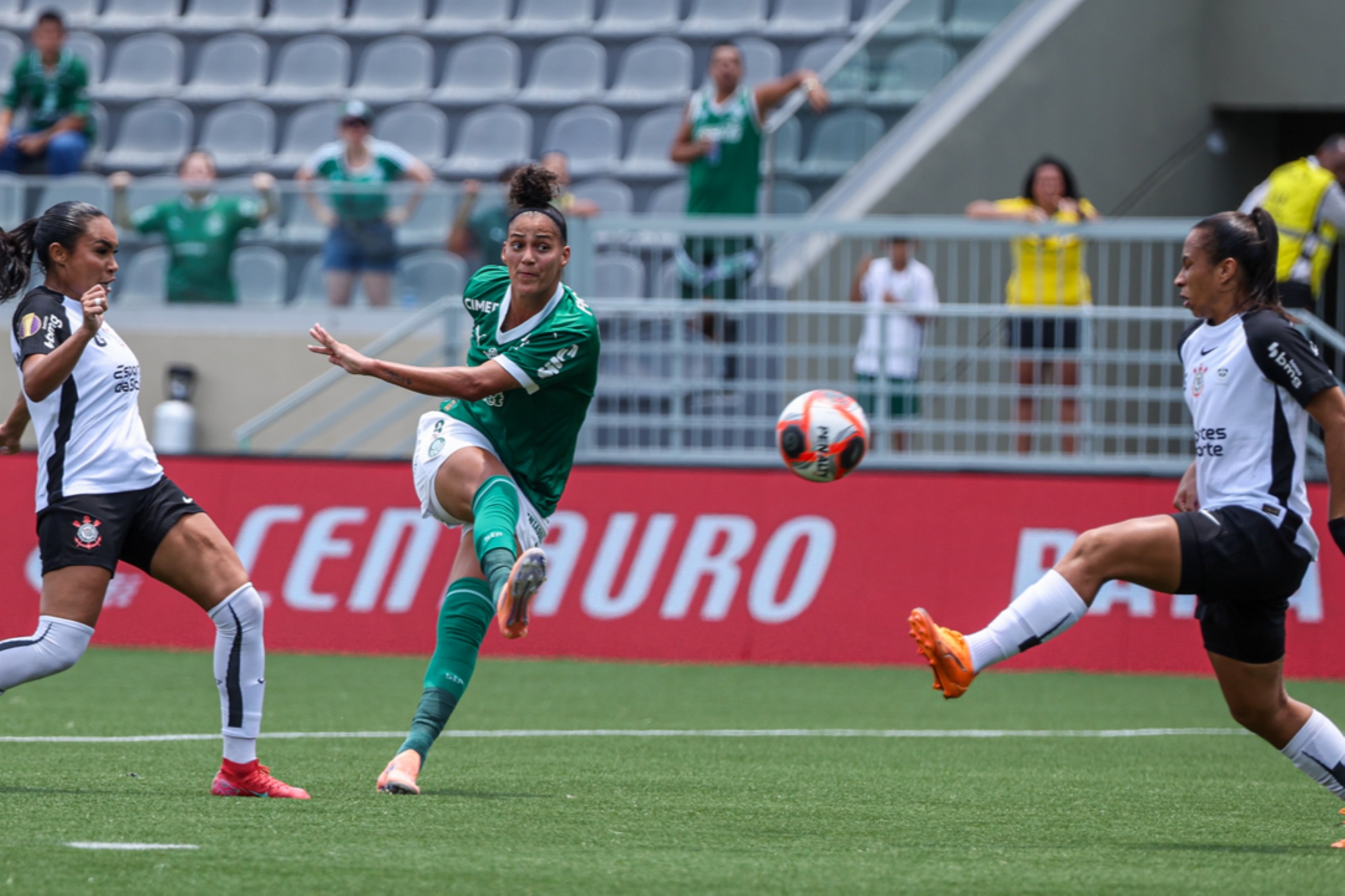 Palmeiras goleia Corinthians em 1º jogo da final do Paulistão Feminino