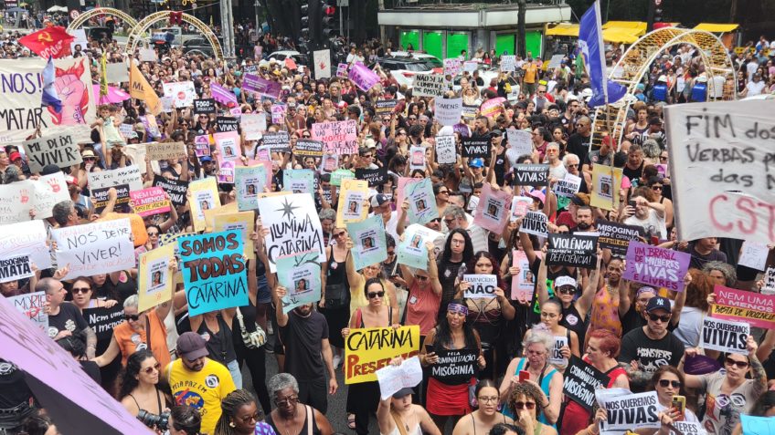 Veja fotos e vídeos de ato na Paulista contra feminicídio