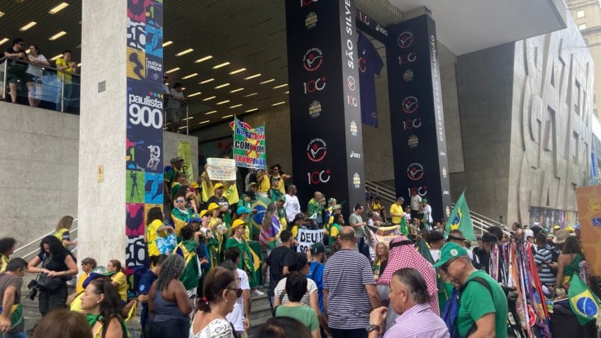 Ato pró-anistia de Bolsonaro reúne 1.200 pessoas na Paulista, diz USP