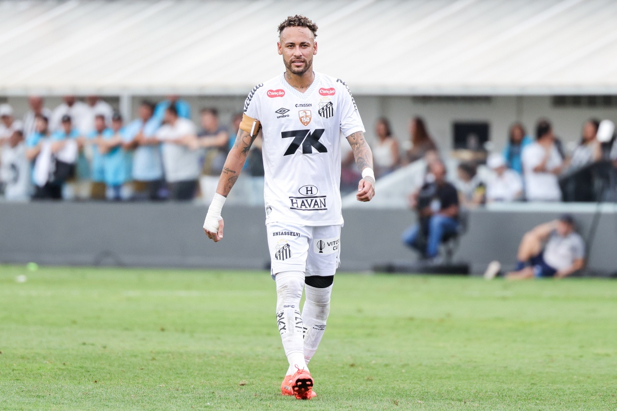 Neymar se declara ao Santos, mas deixa futuro com a equipe em aberto