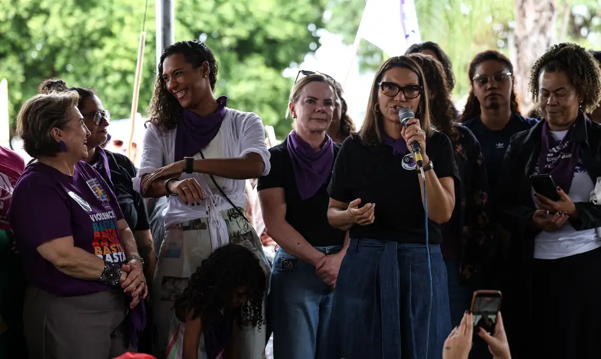 Ministras exaltam luta das mulheres em ato contra o feminicídio