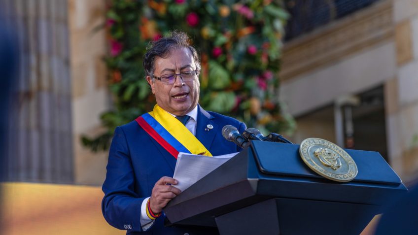 Corpos no mar podem ser de vítimas de bombardeios, diz Petro