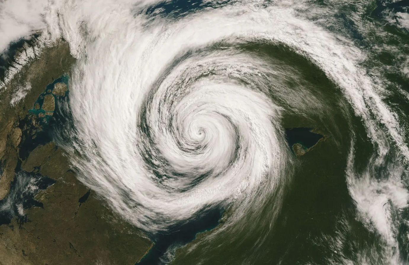 Fenômeno raro: Ciclone atípico traz chuva torrencial e ventania de 100 km/h
