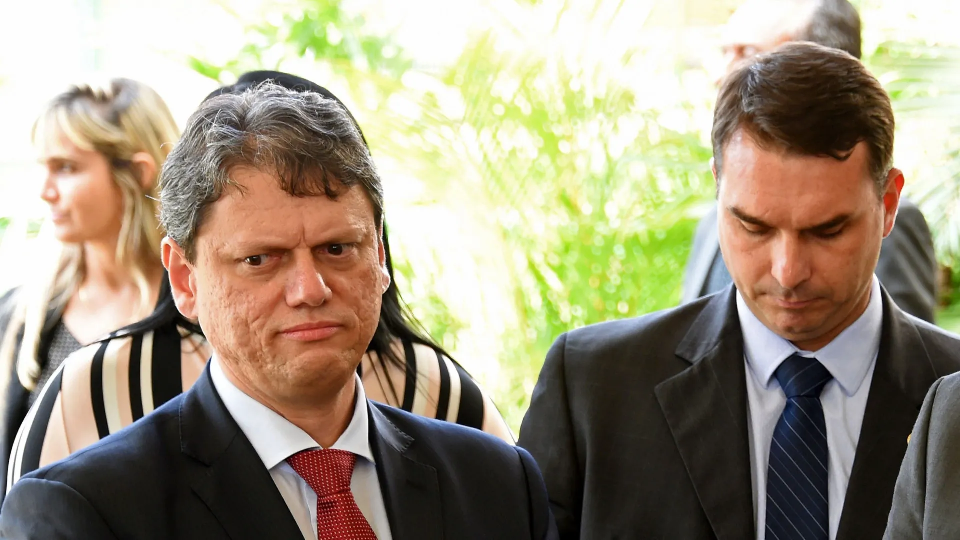 Flávio Bolsonaro diz agora que candidatura é irreversível e que sobrenome é vantagem sobre Tarcísio