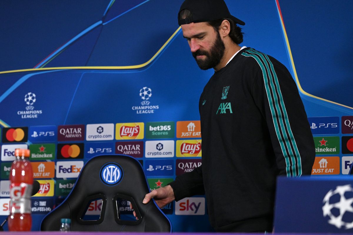 Alisson cobra responsabilidade de Salah em meio à crise no Liverpool