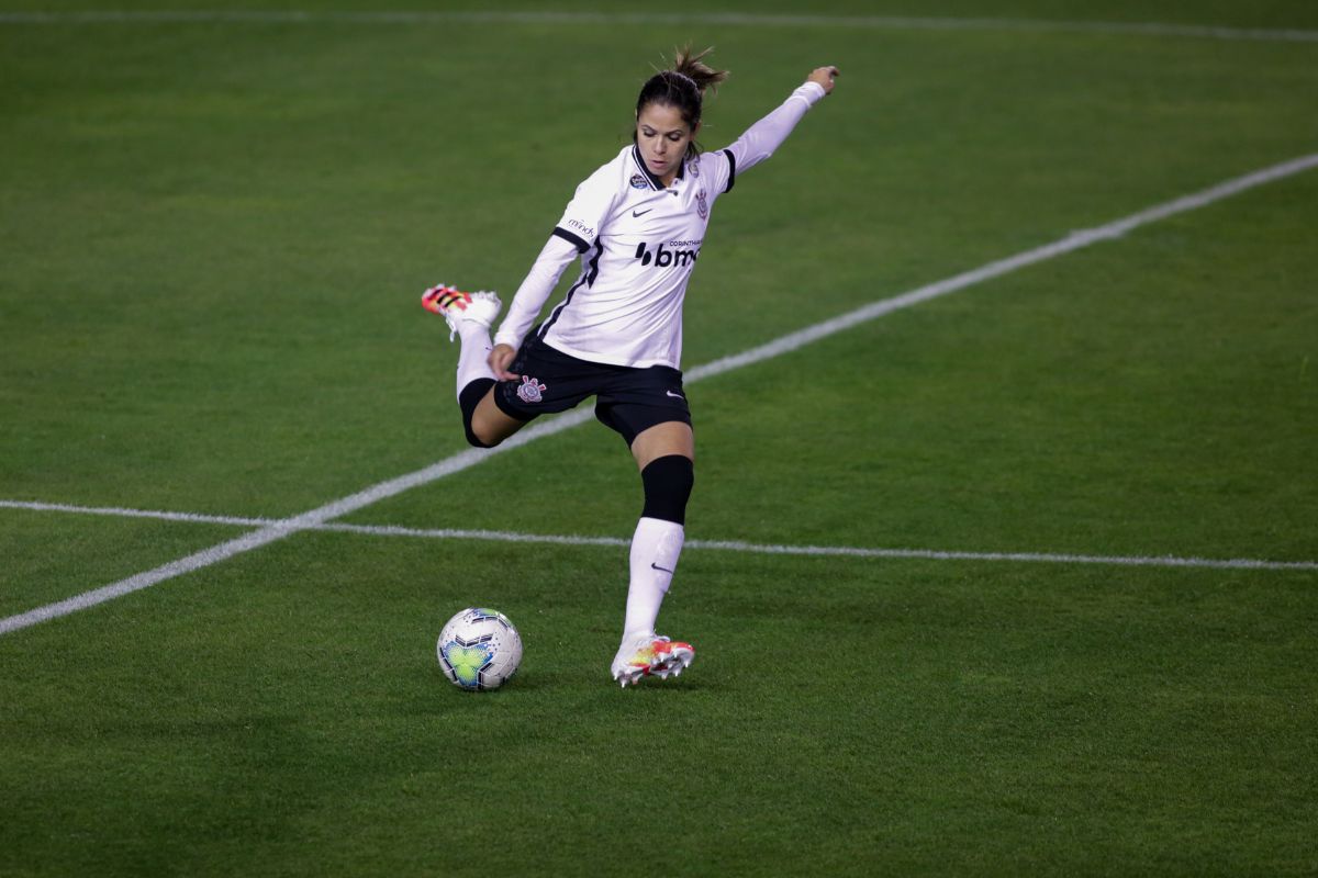 Zagueira recebe prêmio da CBF por gol mais bonito da temporada 2025