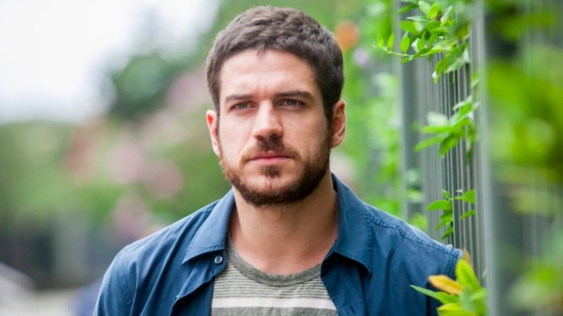 Marco Pigossi diz que namoro escondido era 'uma violência'