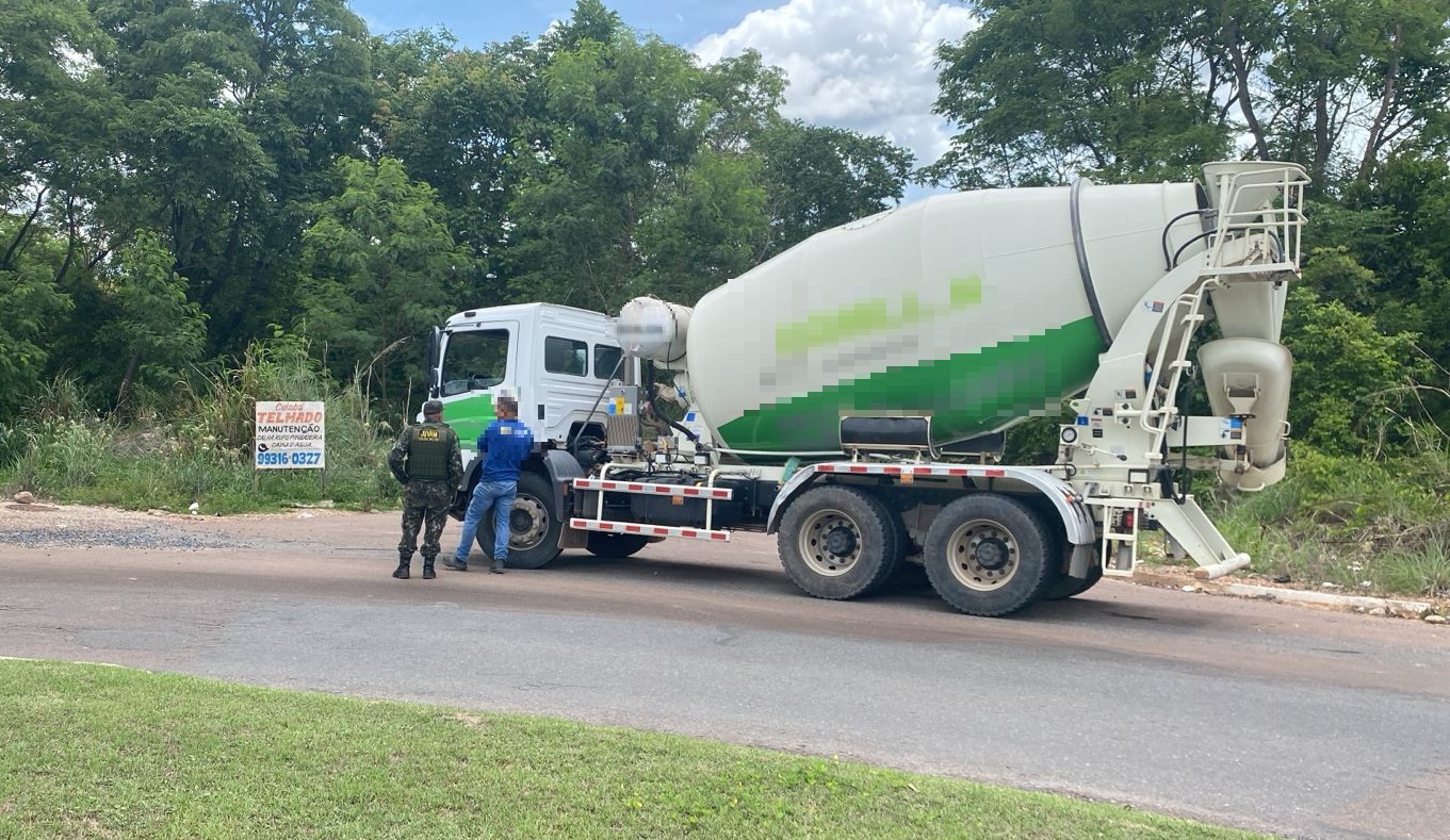 Prefeitura aplica multa de R$ 25 mil e condutor flagrado em descarte irregular de concreto é conduzido