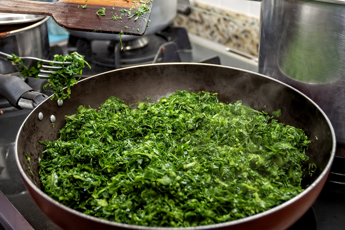 Estudo aponta qual ingrediente comum potencializa benefícios da couve