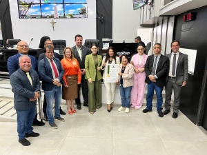 Baixinha Giraldelli concede homenagens durante solenidade na Câmara