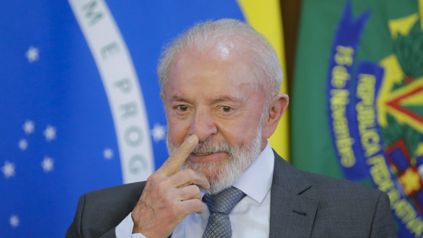 "Povo não tem emenda", diz Lula ao criticar recursos do Orçamento
