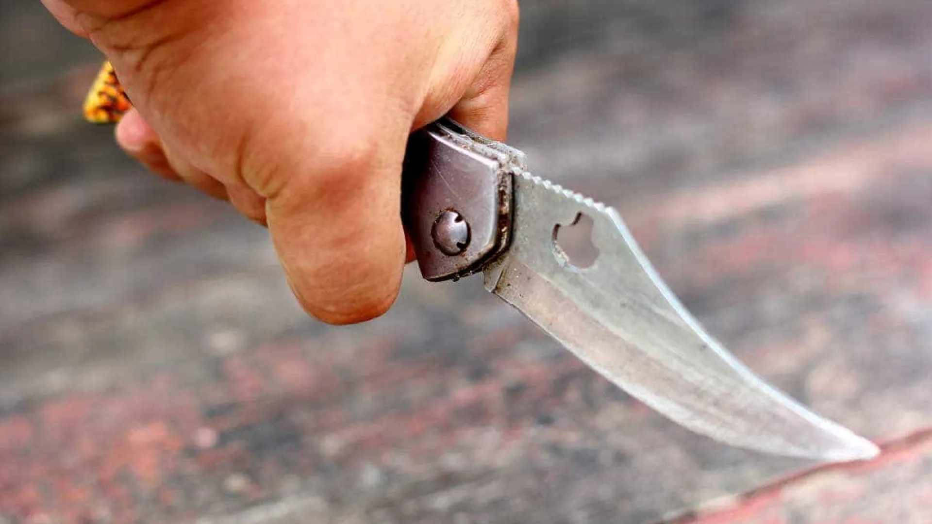 Mulher é morta a facadas na frente dos três filhos em Duque de Caxias, no Rio