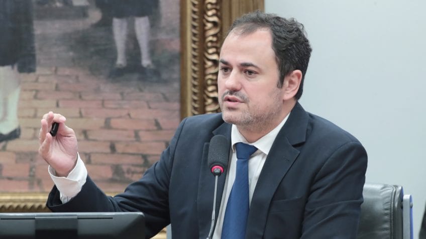 Em protesto, Glauber Braga ocupa cadeira de Motta na presidência da Câmara