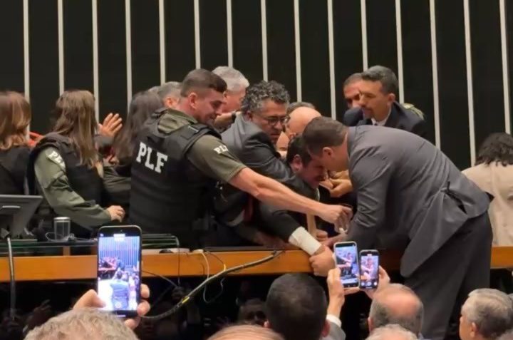 Glauber Braga é retirado à força de cadeira do presidente da Câmara
