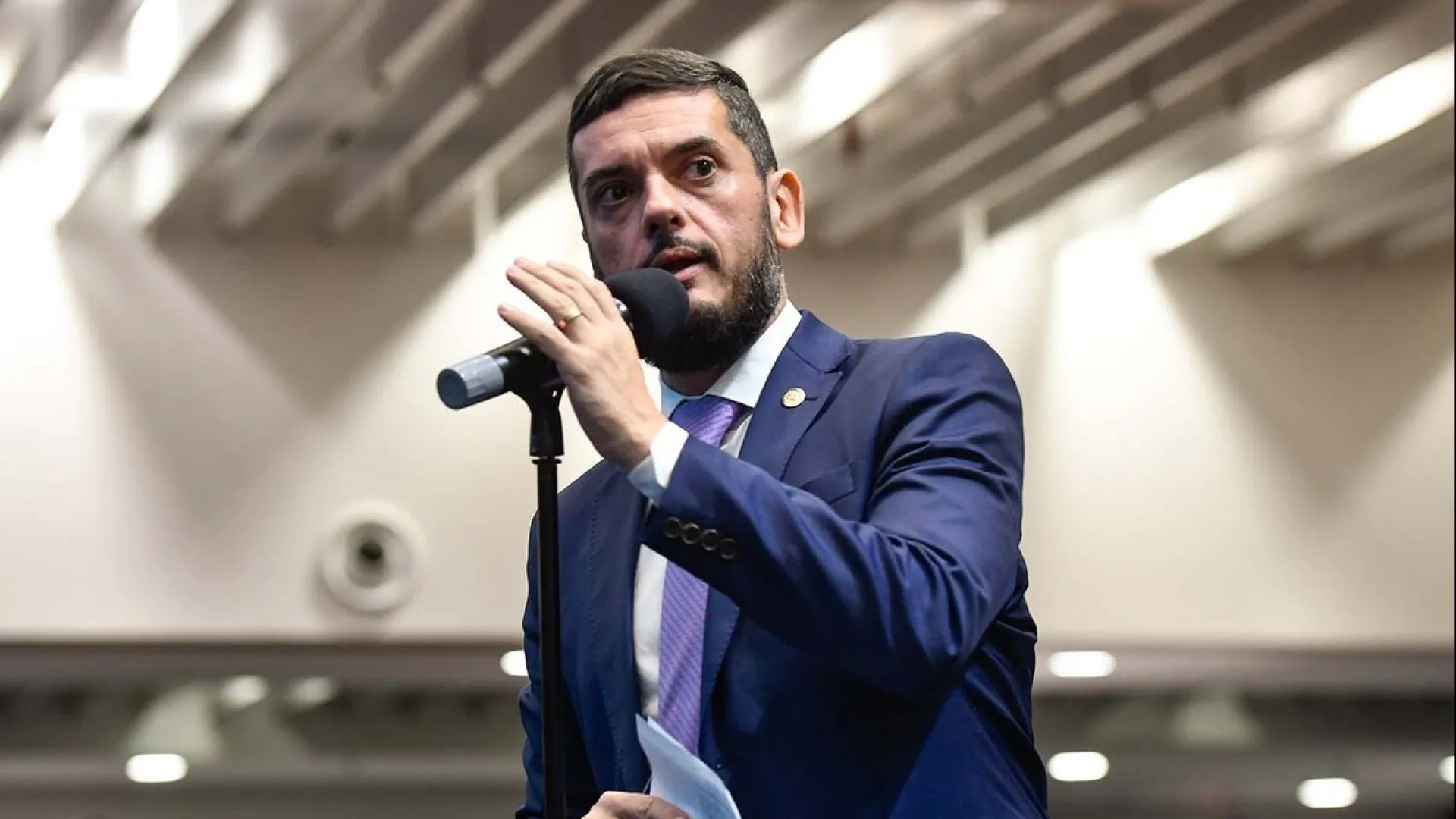 Moraes concede liberdade a Bacellar com uso de tornozeleira e o afasta do comando da Alerj