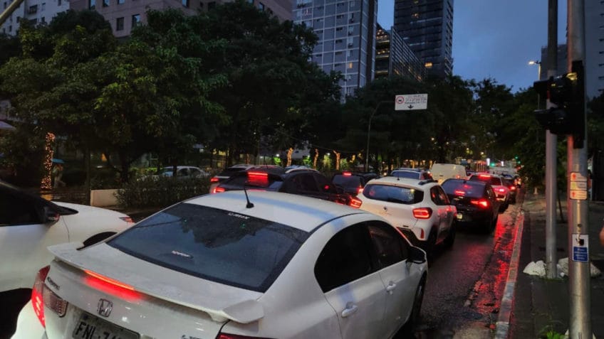 Com chuva e greve, São Paulo bate recorde de congestionamento de 2025