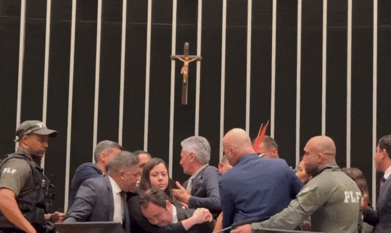 Assista ao momento em que Glauber é retirado à força da Mesa Diretora