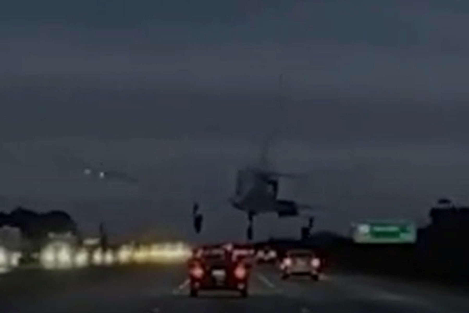 EUA: avião aterrissa sobre carro em rodovia após falha no motor