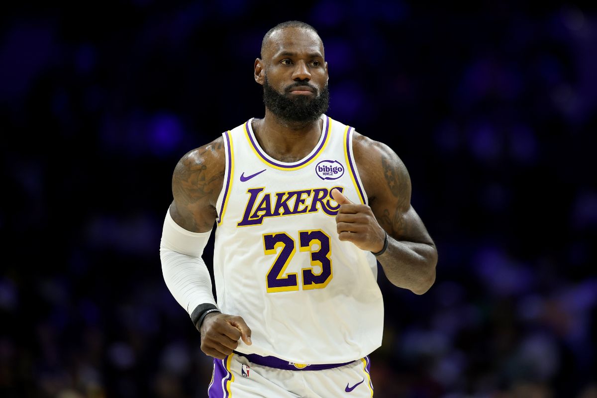LeBron James seguirá nos Lakers nesta temporada, revela agente